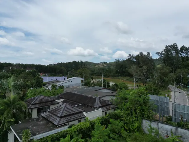 Sun Hills Lakeside Phuket — Соседняя застройка с тайскими крышами, Банг Тао и Лагуна, Пхукет