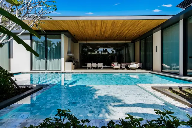 Sunti Villas — Бассейн и терраса под деревянным потолком, Банг Тао и Лагуна, Пхукет