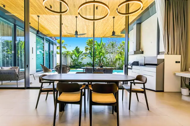 Sunti Villas — Столовая с видом на бассейн, Банг Тао и Лагуна, Пхукет