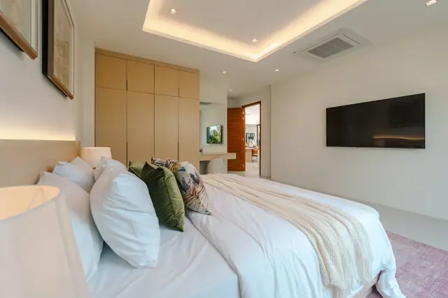 The Wynn Luxury Villa Phuket — Спальня 1 с ТВ и гардеробом, Банг Тао и Лагуна, Пхукет