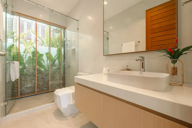 The Wynn Luxury Villa Phuket — Ванная с раковиной и зеркалом, Банг Тао и Лагуна, Пхукет