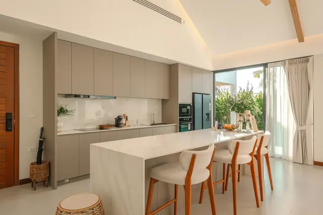 The Wynn Luxury Villa Phuket — Кухня-столовая с островом, Банг Тао и Лагуна, Пхукет