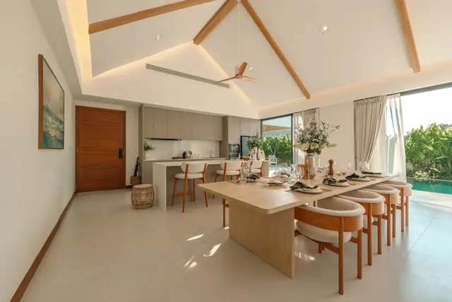 The Wynn Luxury Villa Phuket — Кухня-столовая с видом на бассейн, Банг Тао и Лагуна, Пхукет