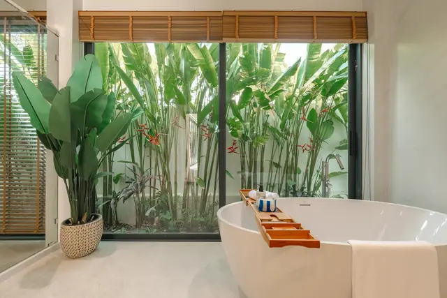 The Wynn Luxury Villa Phuket — Ванная с видом в зелёный дворик, Банг Тао и Лагуна, Пхукет