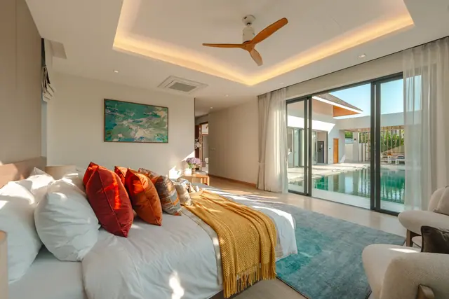 The Wynn Luxury Villa Phuket — Мастер-спальня с видом на бассейн, Банг Тао и Лагуна, Пхукет