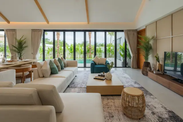 The Wynn Luxury Villa Phuket — Гостиная с ТВ и видом в сад, Банг Тао и Лагуна, Пхукет
