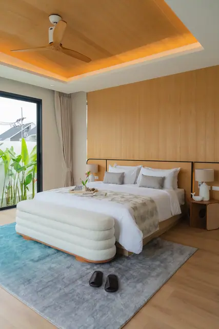 The Wynn Luxury Villa Phuket — Спальня с кроватью у окна, Банг Тао и Лагуна, Пхукет