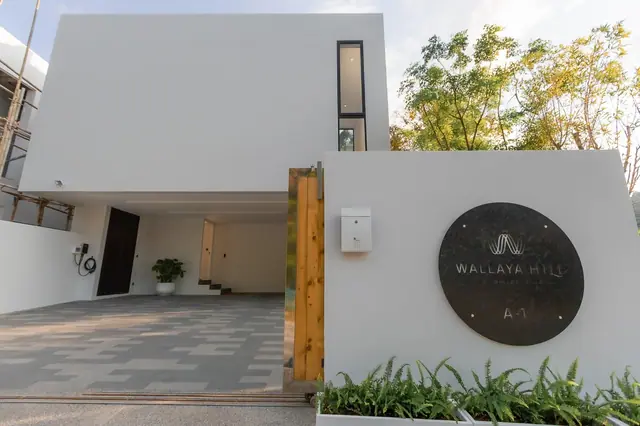 Wallaya Hill — Въезд с вывеской Wallaya Hill, Камала и Сурин, Пхукет