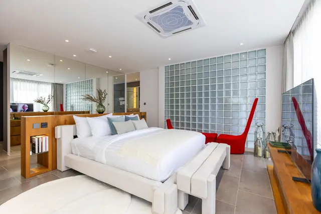 Wallaya Hill — Спальня с красным креслом, Камала и Сурин, Пхукет