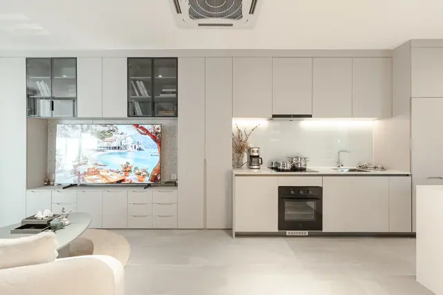 Wallaya Residence Nai Harn — Кухня с ТВ-зоной, 1 спальня, Раваи и Най Харн, Пхукет