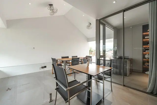 Wallaya Residence Nai Harn — Обеденная зона у окна, 1 спальня, Раваи и Най Харн, Пхукет