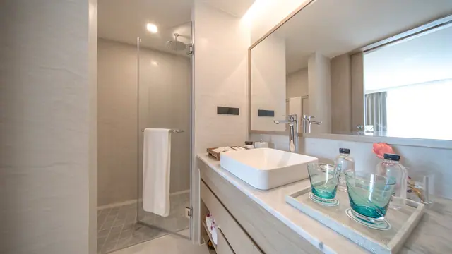 Wyndham La Vita Phuket — Ванная с раковиной у окна · 1 спальня, 36 м², Раваи и Най Харн, Пхукет