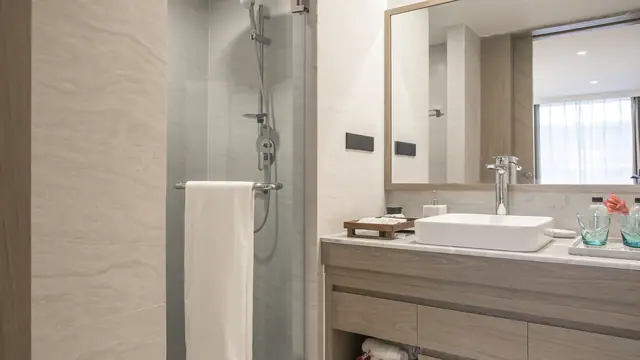 Wyndham La Vita Phuket — Ванная с душем и раковиной · 1 спальня, 36 м², Раваи и Най Харн, Пхукет