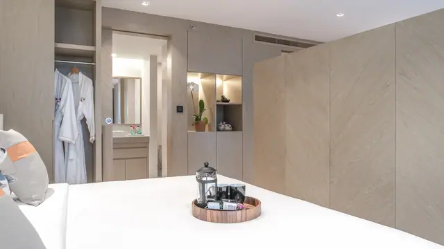 Wyndham La Vita Phuket — Спальня и коридор с гардеробом · 1 спальня, 36 м², Раваи и Най Харн, Пхукет