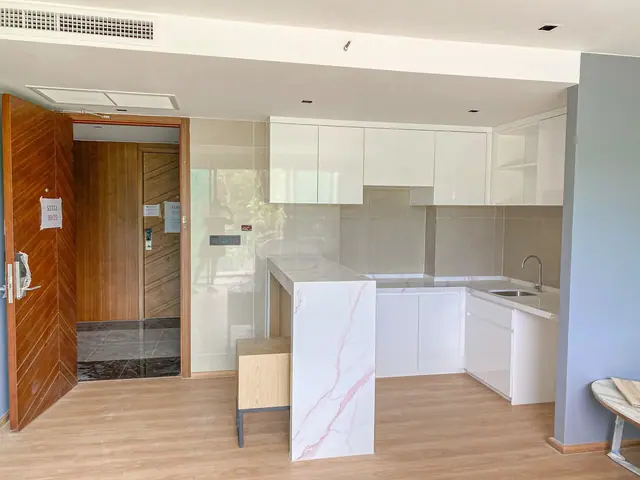Wyndham La Vita Phuket — Прихожая и кухонная зона · 1 спальня, 47 м², Раваи и Най Харн, Пхукет