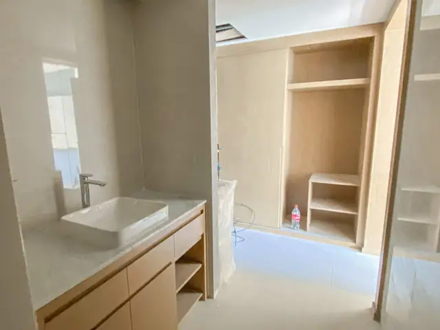 Wyndham La Vita Phuket — Ванная с раковиной и полками · 2 спальни, 56 м², Раваи и Най Харн, Пхукет