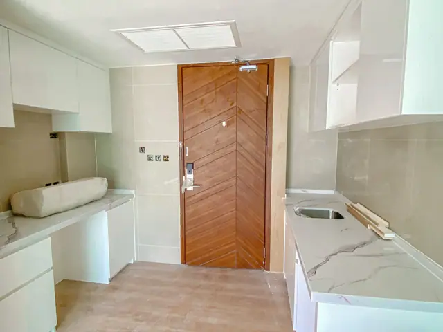 Wyndham La Vita Phuket — Кухня у входа в квартиру · 2 спальни, 56 м², Раваи и Най Харн, Пхукет