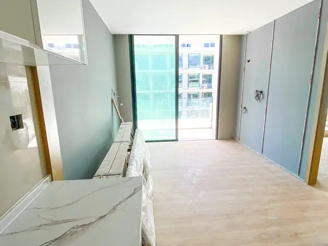 Wyndham La Vita Phuket — Гостиная с раздвижной дверью на балкон · 2 спальни, 56 м², Раваи и Най Харн, Пхукет
