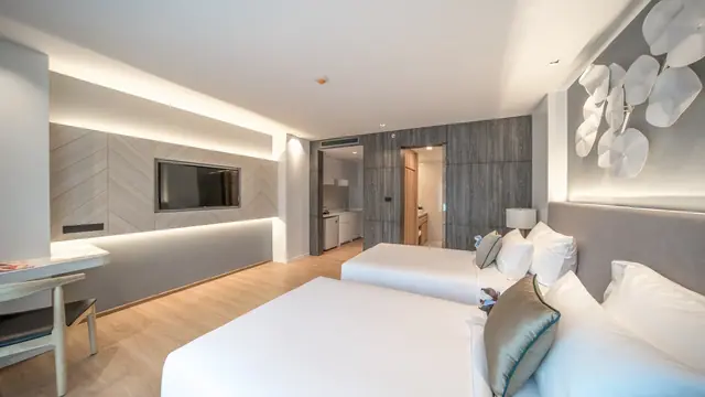 Wyndham La Vita Phuket — Две кровати у деревянной стены · студия 29 м², Раваи и Най Харн, Пхукет