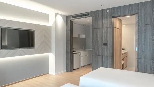 Wyndham La Vita Phuket — ТВ-зона и вход в ванную · студия 29 м², Раваи и Най Харн, Пхукет