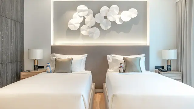 Wyndham La Vita Phuket — Две кровати под декоративной люстрой · студия 29 м², Раваи и Най Харн, Пхукет
