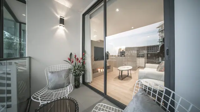 Wyndham La Vita Phuket — Балкон с креслами и видом в квартиру, Раваи и Най Харн, Пхукет